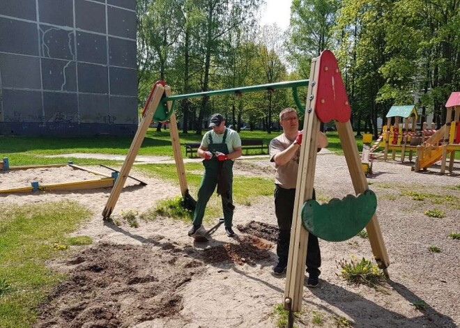 Небезопасные детские площадки: муниципалитет не торопится, родители сами взялись за дело