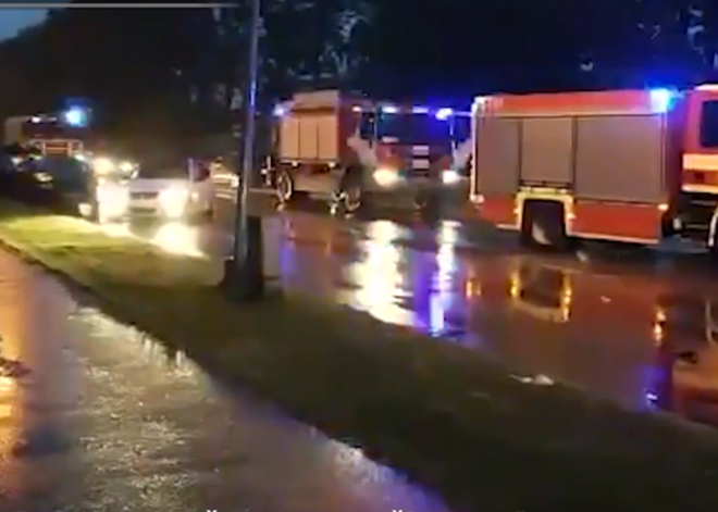 "Вылезай! Вылезай!": в Кенгарагсе после аварии с шестью автомобилями один загорелся; несколько человек тяжело пострадали