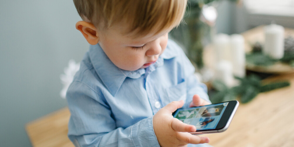 Смартфон может быть полезен: что малышам разрешено смотреть на экране?