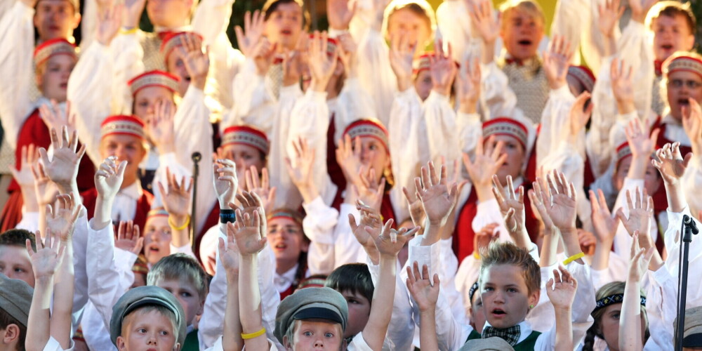 Опрос: 81% латвийцев - за перенос Праздника песни и танца школьной молодежи
