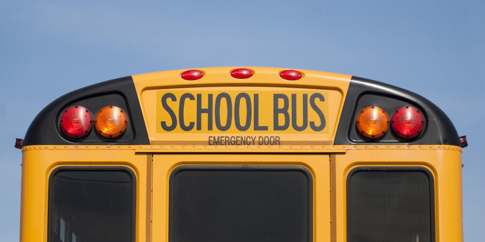 Вор хотел угнать школьный автобус, но дети "закидали" его вопросами и он убежал в истерике