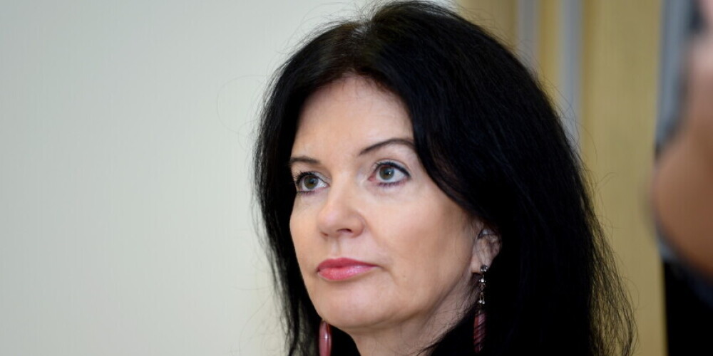 Парламентская оппозиция требует у Кариньша отставки министра благосостояния Петравичи