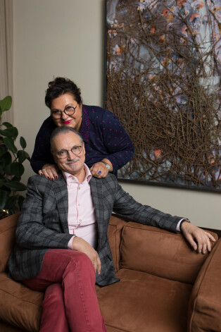 Latvijā slavenākā mākslas mecenātu pāra – Jāņa un Dinas Zuzānu – laulības dzīvi negatīvi ietekmējusi Covid-19 pandēmija un tās ekonomiskās sekas.