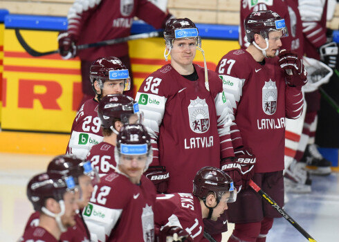 Latvijas hokejisti stāsta par izjūtām pēc spēles ar ASV; ieskatāmies amerikāņu ekipējuma telpā