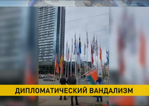 Baltkrievijas valsts TV absurdos ziņu sižetos šausminās par Rīgas mēra "vandalismu" pret karogiem