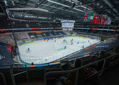 Kadrs no hokeja pasaules čempionāta spēles "Arēnā Rīga".