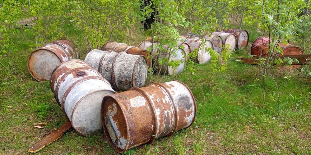 Ķīmiskais piesārņojums Daugavpils novadā: pie aizdomās turētā atrod vēl 18 mucas ar nezināmas izcelsmes vielu