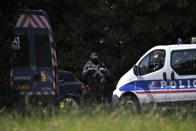 Uzbrukums noticis netālu no Nantes, un uzbrucējs nedaudz vēlāk aizturēts.