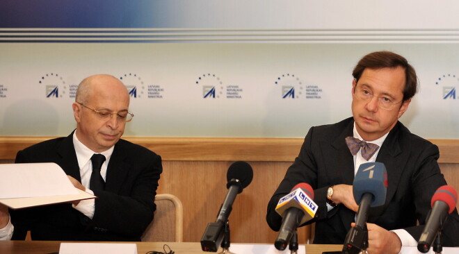 "Parex bankas" akcionāri Viktors Krasovickis (no kreisās) un Valērijs Kargins pēc līguma parakstīšanas, kas paredz "Parex bankas" akciju kontrolpaketes jeb 51% pārņemšanu "Hipotēku un zemes bankas" īpašumā.