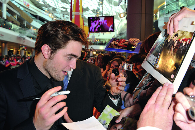 Britu aktieris Roberts Patinsons sniedz autogrāfus faniem filmas "Water For Elephants" pirmizrādē Londonā 2011. gadā.