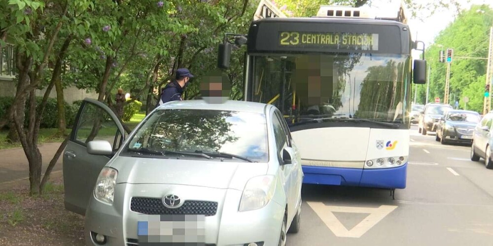 Столкновение троллейбуса и легкового авто в Пурвциемсе: две пассажирки упали и оказались в больнице