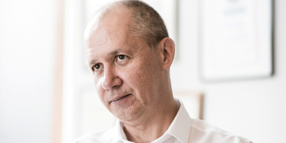 Валерий Вильямович Цепкало (белор. Валерый Вільямавіч Цэпкала (Цапкала); род. 22 февраля 1965, Гродно, БССР) — белорусский государственный деятель, дипломат, управленец и предприниматель. Кандидат юридических наук в области международного права.Один из руководителей предвыборного штаба Александра Лукашенко на президентских выборах 1994 года, после его победы — первый заместитель министра иностранных дел Беларуси. С 24 февраля 1997 по 2 апреля 2002 года занимал должность посла Республики Беларусь в США и Мексике. В 2005 году — полномочный представитель Президента в Парламенте. Один из сооснователей Парка высоких технологий, с 7 октября 2005 по 2 марта 2017 года был его директором.В мае 2020 года объявил о своём выдвижении на выборах Президента Республики Беларусь. 14 июля 2020 года ему было отказано в регистрации в качестве кандидата на том основании, что из 160 тысяч сданных за Цепкало подписных листов были признаны действительными лишь 75 тысяч. 24 июля 2020 года с семьёй покинул страну с учетом опасений за свою безопасность и рисков уголовного преследования. Сейчас проживает в Латвии.