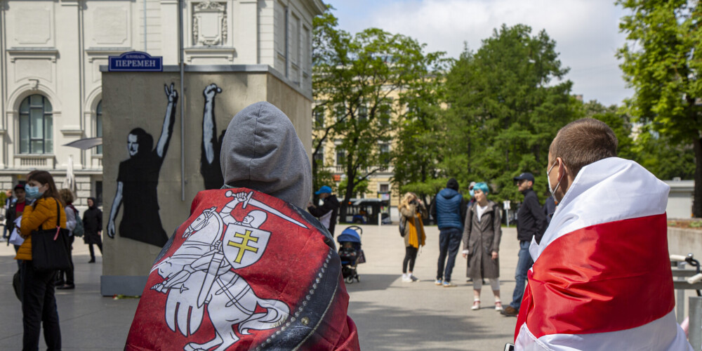 Rīga uz piketu solidaritātei ar Baltkrieviju ieradušies vairāki iedzīvotāji ar vēsturisko baltsarkanbalto karogu