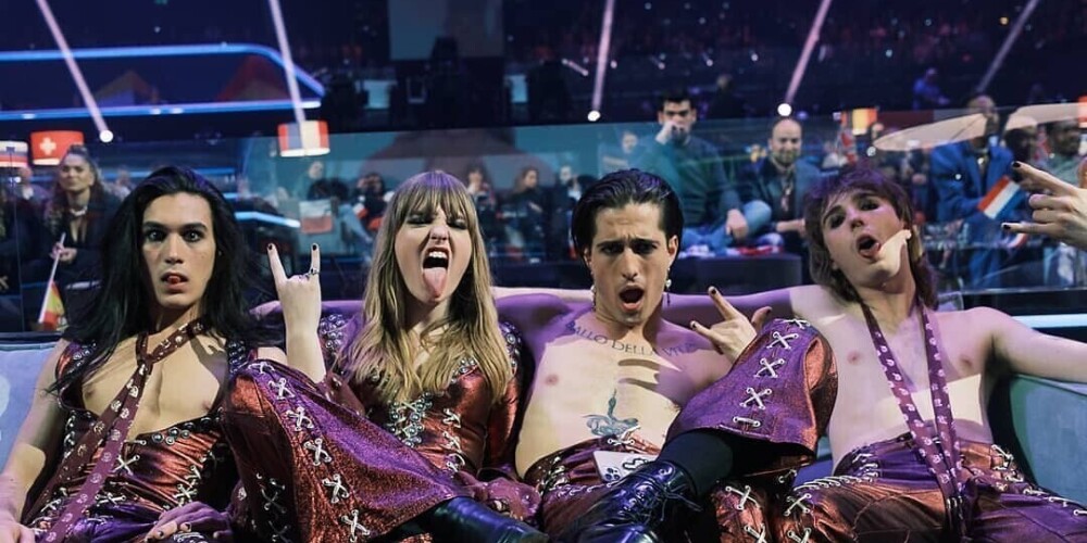 Måneskin (Maneskin) — итальянская рок-группа, членами которой являются главный вокалист Дамиано Давид, басистка Виктория Де Анжелис, гитарист Томас Раджи и барабанщик Итан Торкио. Основными вехами на пути группы к известности стали второе место в одиннадцатом сезоне итальянского шоу талантов X Factor в 2017 году, победа на Фестивале в Сан-Ремо, представлявшем собой итальянский национальный отбор на Евровидение-2021, а также победа на самом Евровидении-2021 с песней «Zitti e buoni».