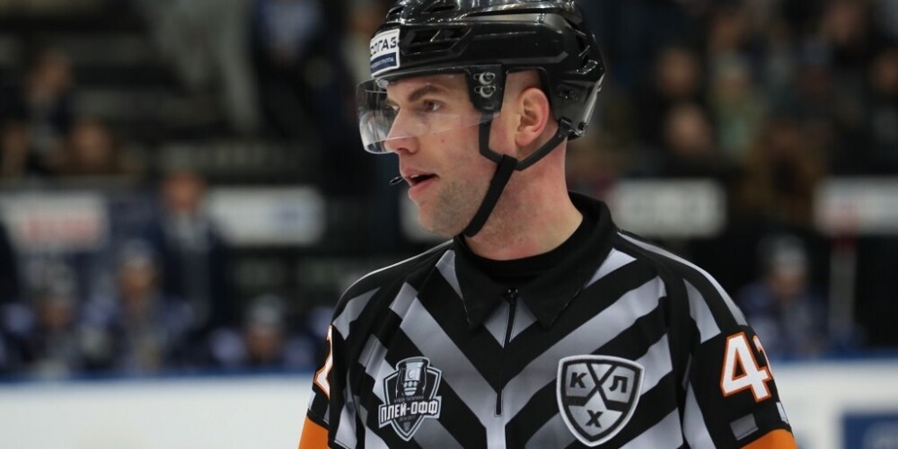 Antoņins Jeržābeks ikdienā tiesā KHL. Varbūt viņa darba devēji reizēm palīdz pieņemt lēmumus hokeja spēļu laikā.