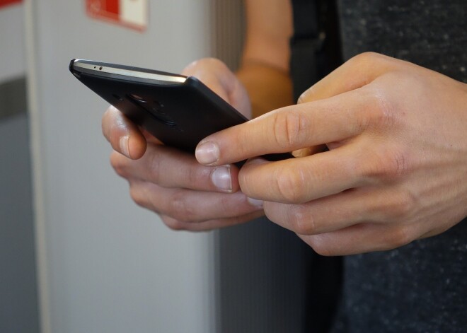 Policija aizturējusi telefonkrāpnieku – viltus bankas darbinieku