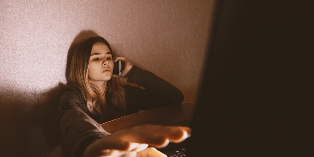 Vecākiem nevajadzētu iet pie bērna un uzreiz brukt virsū ar pārmetumiem, ko viņi tur skatās internetā. Vecākam ir jābūt pietiekami viedam un viltīgam, lai veidotu komunikāciju ar savu atvasi.