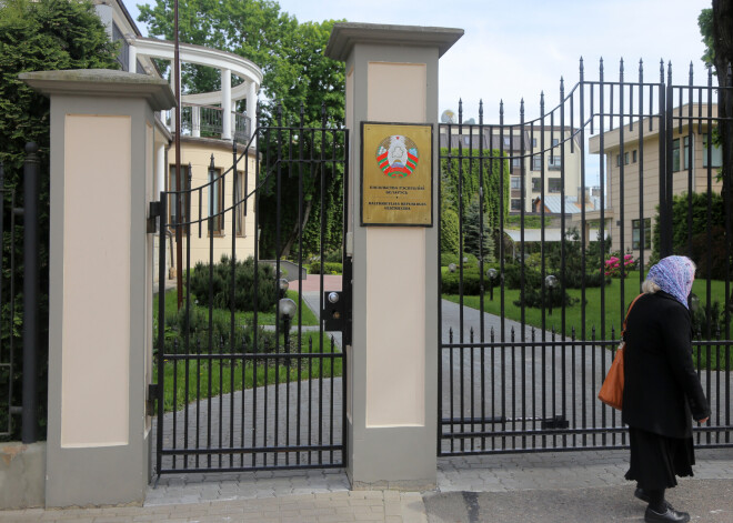 Rosība aprimusi, iestājusies pamestība – Minskas sūtniecībā Latvijas galvaspilsētā jau nedēļu nav jūtama nekāda darbība.