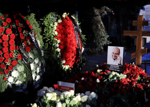 Видео: заброшенную могилу Жванецкого начали облагораживать после скандала