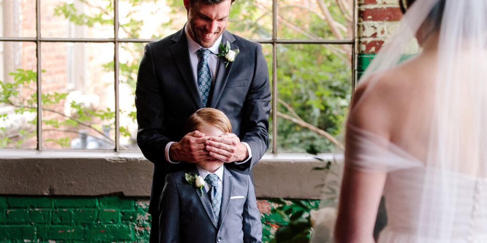 Fotogrāfe iemūžina aizkustinošāko kāzu mirkli - līgavaiņa mazā dēla reakciju, ieraugot tēva topošo sievu