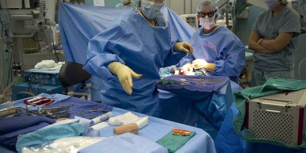 В больнице Латвии впервые полуторагодовалой пациентке пришили ампутированную часть пальца