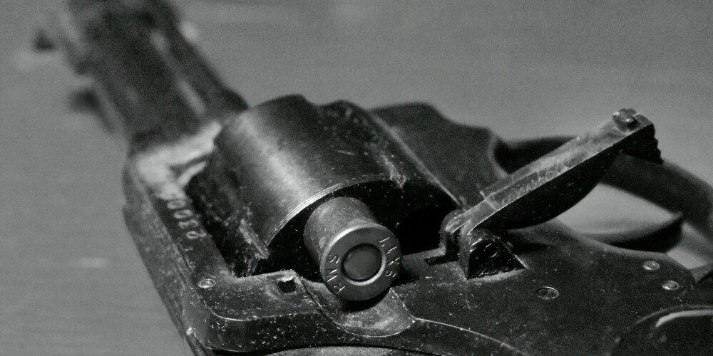 Pie noslepkavot draudoša vīrieša Rēzeknē atrod revolveri un dažādas narkotiskās vielas