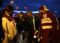 Latvijas izlases hokejisti pēc zaudējuma ar Vāciju dala nūjas un autogrāfus; līdzjutēji pateicas par spēli. FOTO