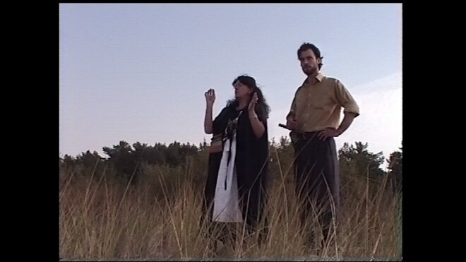 Filmā “Ragana” dzīvē apmaldījies vīrietis tiekas aci pret aci ar Latvijas spēcīgākajām raganām, vārdotājām un burvēm, piedzīvojot uz savas ādas maģiskos rituālus un izjūtot katras raganas ietekmi.