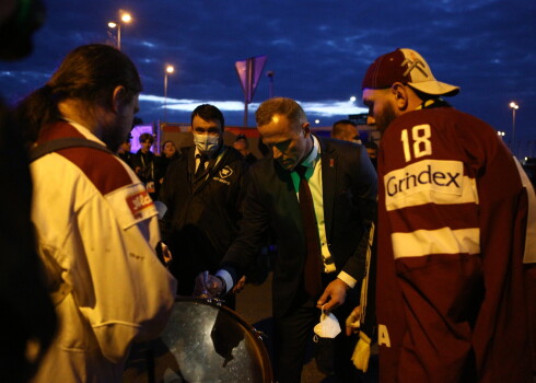 ФОТО: хоккеисты сборной Латвии делились клюшками и автографами после поражения; болельщики благодарили за игру