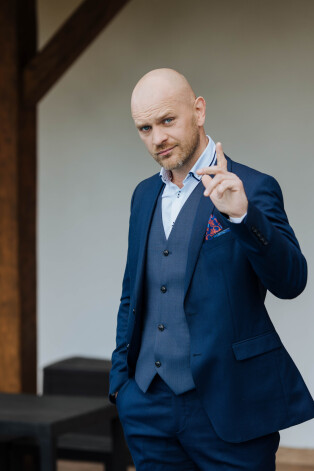 Dalībai šovā tiek meklētas 12 dāmas, kuras sagaida romantisks vasaras piedzīvojums, divas nedēļas dzīvojot mājā pie jūras kopā ar Lauri Dzelzīti.