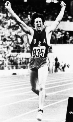 Zelta medaļas desmitcīņā ieguvējs Brūss Dženers pēc finiša līnijas šķērsošanas. Viņš, sasniedzot pasaules rekordu, uzvarēja 1976. gada olimpiskajās spēlēs Monreālā.