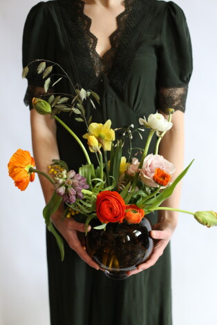 Ziedu krāsa un veids var mainīties pēc telpas saimnieku noskaņojuma un vēlmēm. Tas ļauj ar vienu nelielu un maciņam draudzīgu elementu piešķirt telpai jaunu noskaņu.