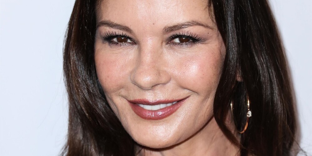 Кэтрин Зета Джонс родилась 25 сентября 1969 года в Суонси (Уэльс, Великобритания). Её отец — Дэвид Джеймс Джонс, владелец валлийского кондитерского центра, а мать — швея. Зета — не часть фамилии, а второе имя (Кэтрин Зета Джонс), данное в честь бабушки и ставшее частью актёрского псевдонима. В детстве участвовала в любительских театральных постановках, в 14 лет была приглашена на прослушивание для участия в телешоу.