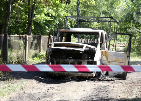 Sadegušais furgons aiz Rīgas Krematorijas, kas saistīts ar maksātnespējas adminisratora un advokāta Mārtiņa Bunkus slepkavību, kas tika pastrādāta pie Rīgas Brāļu kapiem.