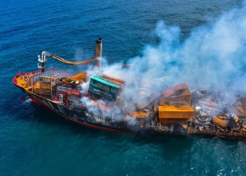 Индийский океан оказался на грани катастрофы из-за тонущего судна с кислотой