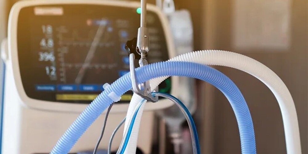 Пятерым пациентам с Covid-19 в Лиепае помогает выжить искусственная вентиляция легких
