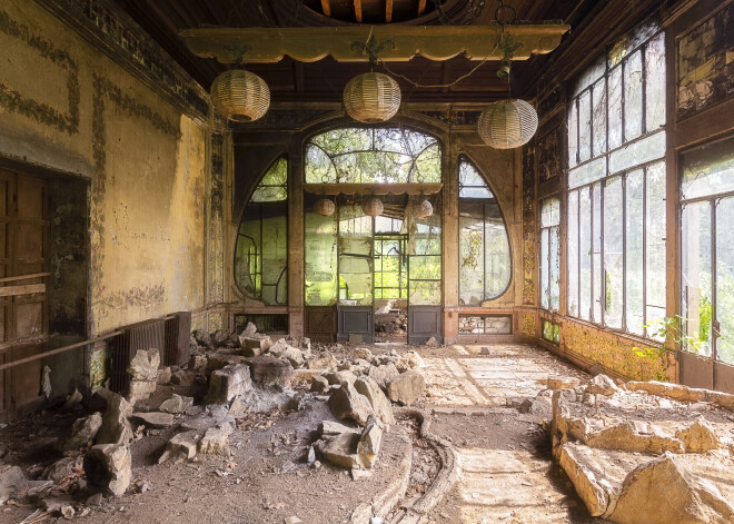 ФОТО: заброшенный, но нетронутый замок 19 века с неожиданной находкой в подвале удивил фотографа