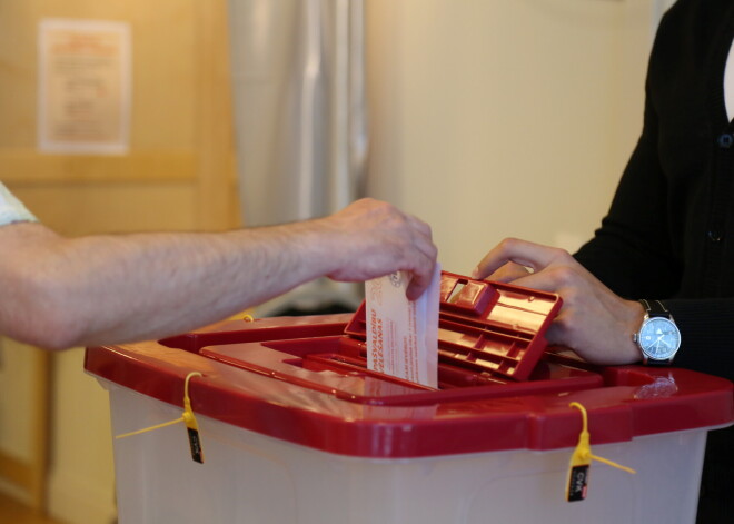 Turpinās iepriekšējā balsošana pašvaldību vēlēšanās