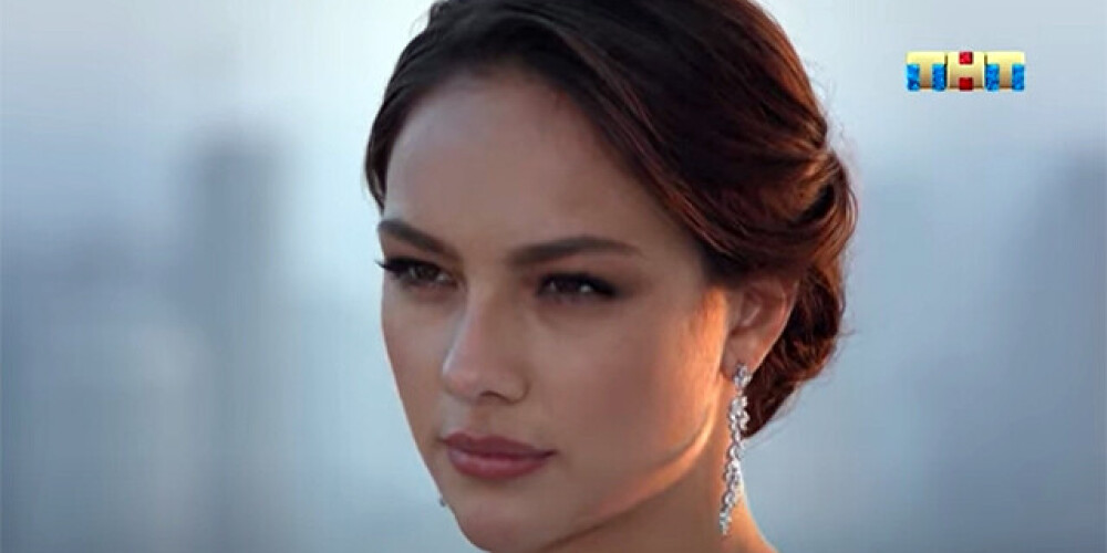 Победительницей восьмого сезона шоу «Холостяк» на ТНТ стала модель из Барселоны Екатерина Сафарова. Главный герой проекта, 37-летний бизнесмен и музыкант Тимур Юнусов (Тимати), вручил 23-летней избраннице кольцо с бриллиантом 7,7 карата от известного ювелирного дома за $300 тысяч. 