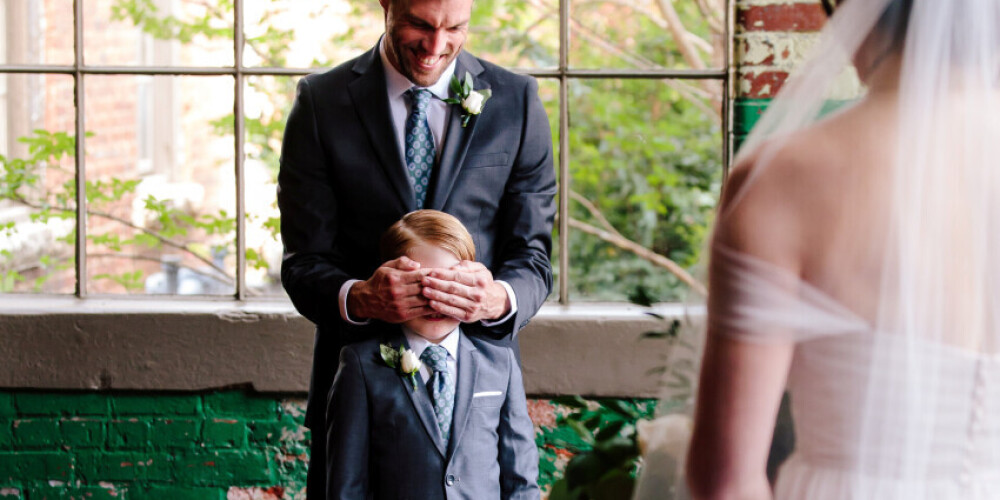 ФОТО: самый трогательный момент свадьбы - реакция сына жениха, увидевшего будущую жену отца