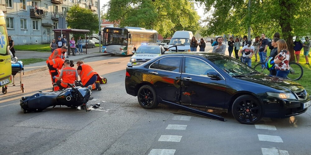 В Лиепае мотоциклистка получила травмы в столкновении с автомобилем