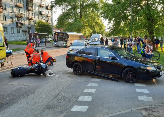 В Лиепае мотоциклистка получила травмы в столкновении с автомобилем