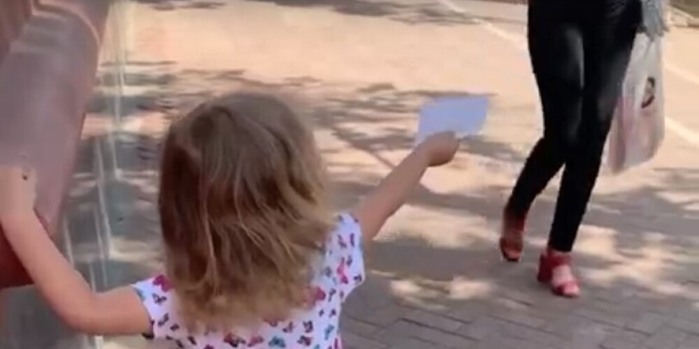 "Тетя, возьмите, пожалуйста". 3-летняя девочка раздает листовки, чтобы собрать себе денег на операцию