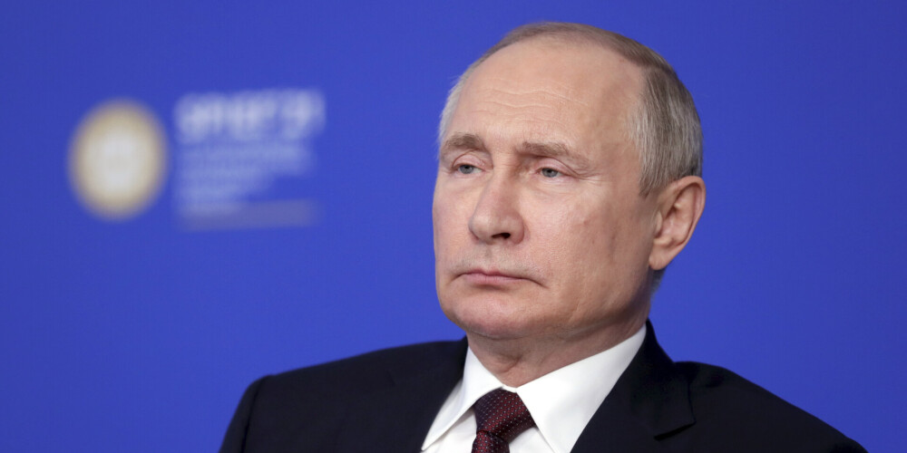 "Nepazīstu un negribu pazīt" - Putins komentē "Ryanair" lidmašīnas sagrābšanu un Protaseviča aizturēšanu