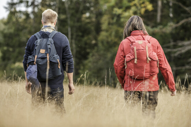 Ejot dabā, jāizvēlas apģērbs, zem kura ērces nevar viegli pakļūt.