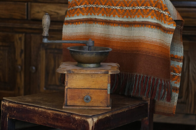 Kafijas dzirnaviņas mantotas no Lailas vīra Ivo vecvecmāmiņas Annas. Kad Ivo vēl gāja skolā, viņš savai omītei Dzidrai palīdzēja tajās malt cigoriņus.