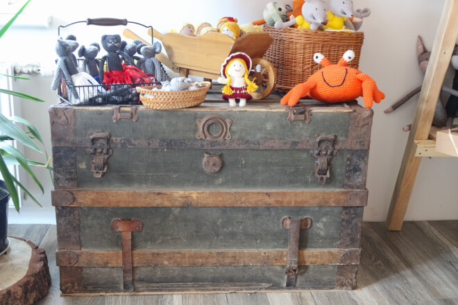 Goda vietu ieņem pūra lāde, kura tapusi Latvijā 19. gadsimta pirmajā pusē. To atdāvināja Anita Zalcmane.