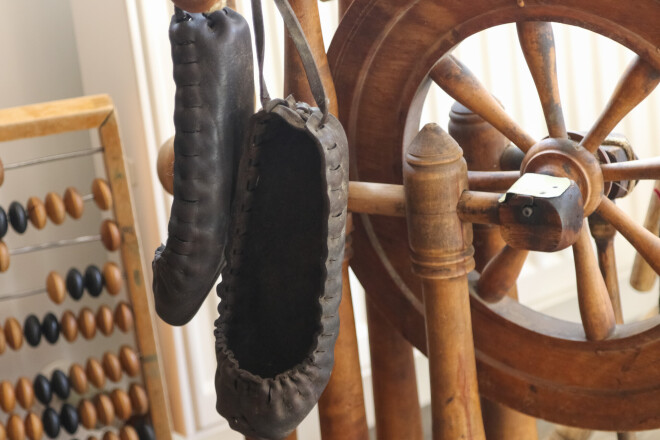 Vietējie zina – ja bēniņos vai kur citur mājās nomētājusies kāda nevajadzīga, bet patiesībā derīga un vēsturiski vērtīga manta, jānes Lailai.