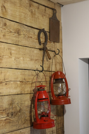 Vietējie zina – ja bēniņos vai kur citur mājās nomētājusies kāda nevajadzīga, bet patiesībā derīga un vēsturiski vērtīga manta, jānes Lailai.