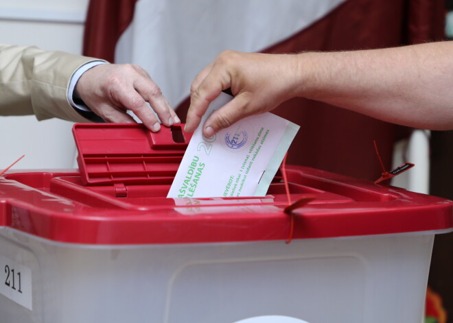 Ādažos un Jēkabpilī iedzīvotāji aktīvi izmanto iespēju balsot no personīgās automašīnas